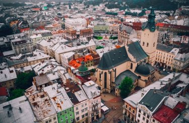 За перші три місяці 2023 року представники туристичної галузі України сплатили на 29% менше (383 млн 221 тис. грн) податків, ніж за аналогічний період у 2022 році. Фото: Andriyko Podilnyk /Unsplash податки україна туризм