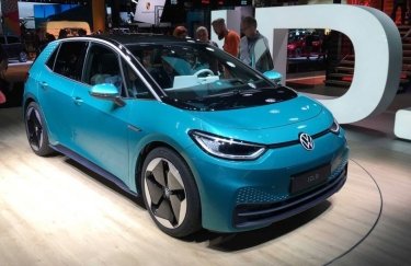 Volkswagen представила свой первый серийный электромобиль (ФОТО)