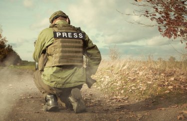 Рада зобов'язала ЗМІ забезпечувати прифронтових журналістів бронежилетами та страхувати їхнє життя