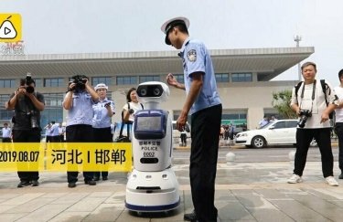 На улицы Китая запустили роботов-полицейских с искусственным интеллектом (ВИДЕО)