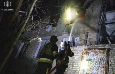 Херсонские спасатели ликвидировали пожар, возникший из-за вражеских обстрелов. Фото: пресс-служба ГУ ГСЧС в Херсонской области Оккупанты выпустили 97 снарядов из тяжелой артиллерии и "Градов" по Херсонщине