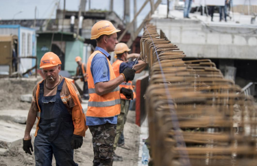 Рабочие на строительстве Подольского моста в Киеве