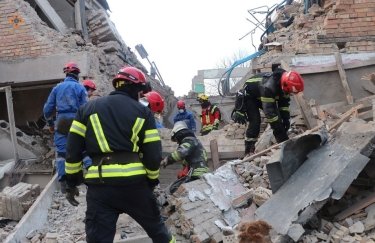 Фото: ДСНС В Киевской области дронами поврежден гражданский объект: трое погибших