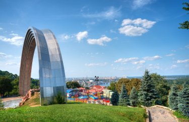 Інститут нацпам’яті закликав повністю демонтувати Арку дружби народів у Києві