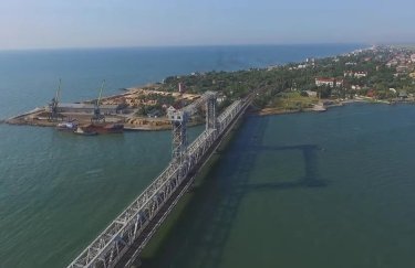 "Укрзализныця" объявила о прекращении сообщения через поврежденный ракетным ударом мост в Затоке