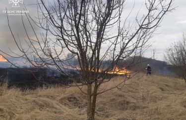 Спасатели на Харьковщине ликвидируют пожар, возникший из-за вражеских обстрелов