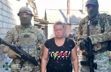 СБУ задержала предательницу, которая «сливала» рашистам геолокации подразделений ВСУ, контрнаступающих под Бахмутом СБУ задержала предательницу, которая «сливала» рашистам геолокации подразделений ВСУ, контрнаступающих под Бахмутом