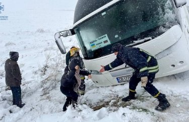 Непогода в Украине: перекрыты некоторые автодороги, в 17 областях обесточены населенные пункты (обновляется)