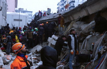 В Турции и Сирии землетрясение унесло жизни по меньшей мере 1600 человек