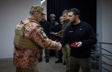 Президент Украины Владимир Зеленский награждает военного в Харькове, 22 марта 2023. Фото: Офис президента Владимир Зеленский, президент Украины, военный, награждение