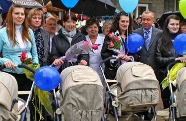 В День матери Порошенко присвоил звание "Мать-героиня" более 1 тыс. женщин