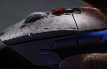 Logitech G502 X Plus Millennium Falcon Edition. Фото: Logitech G502 X Plus Millennium Falcon Edition, мышь, рука