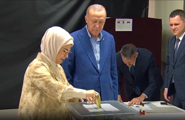 Реджеп Тайіп Ердоган з дружиною голосують у другому турі виборів президента. Фото: скріншот з відео/Anadolu
