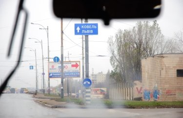 На украинских дорогах снова устанавливают дорожные знаки с названиями населенных пунктов