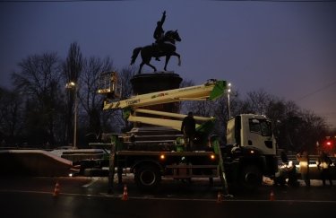 У Києві демонтують пам'ятник Миколі Щорсу. Фото: КМДА