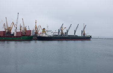 Первые иностранные судна прибыли в порты Украины после освобождения Змеиного
