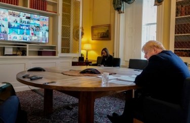 Борис Джонсон на телеконференции, когда он был в изоляции. Фото: The Guardian Борис Джонсон на телеконференции, когда он был в изоляции. Фото: The Guardian