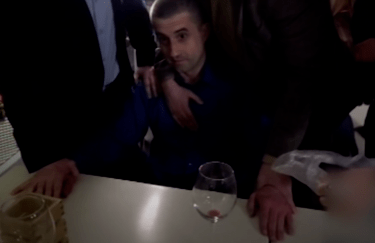 Задержание Сосонюка в ресторане. Фото: скриншот видео, распространенного каналом RT