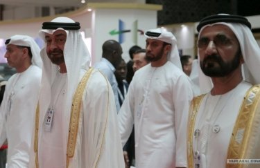 Правитель ОАЭ Халифа ибн Зайд Аль Нахайян и члены правящей семьи (Фото: Christopher Pike)