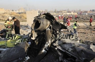 На месте падения самолета МАУ в Иране. Фото: CNN