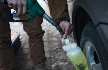 Украинцам разрешили покупать бензин в канистры и прочую тару