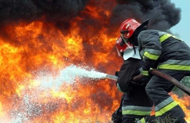 В Киевской области российская армия обстреляла нефтебазу — возник пожар