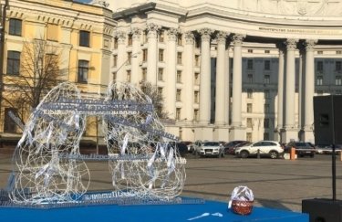 Арт-объект разместился на Михайловской площади. Фото: Василий Михальчук/Delo.ua