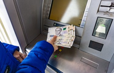В интернете осуществлять покупки и оплачивать услуги можно без ограничений. Фото: ua.depositphotos.com Нацбанк повысил лимит снятия наличных с валютных счетов втрое