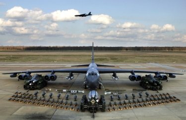 В Польшу прибыл бомбардировщик В-52, который может нести ядерное оружие