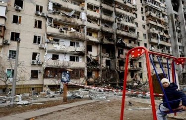 У Києві через обстріл пошкоджено сотні будинків, зруйновано десятки шкіл та дитячих садків