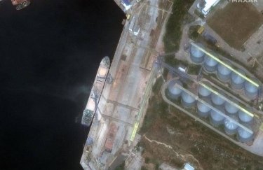 Maxar опублікував супутникові знімки російських суден, що вивозять крадене українське зерно