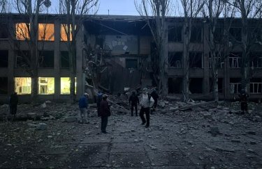Окупанти обстріляли школу в Донецькій області, де в цей момент були люди