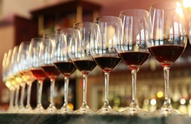 Трамп грозит обложить пошлинами французское вино