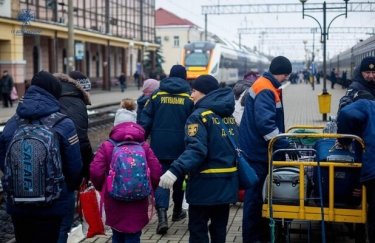 Рятувальники допомагають евакуюватися родинам з прифронтових міст. Фото: ДСНС 70% внутрішніх переселенців хочуть залишитися на новому місці проживання - опитування