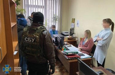 Двоє сімейних лікарів "заробили" 2 млн грн на фальшування Covid-сертифікатів