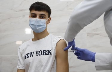 Фото: пресслужба мерії Дніпра Ощадбанк почав оформлювати картки "е-Підтримка" для вакцинованих підлітків