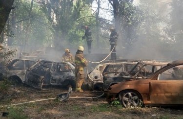 Пожар на Столичном шоссе: горят около 20 автомобилей