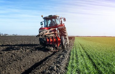 Аграрії приступили до посівної ярих культур. Фото: freepik трактор, поле, посівна