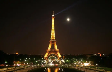 Енергокриза: в Парижі скоротять час підсвічування Ейфелевої вежі