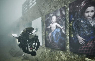 Фотограф организовал выставку снимков под водой для борьбы с загрязнением океана (ФОТО)