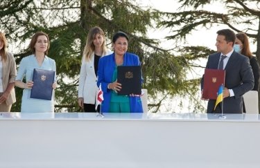 Президенты Украины, Грузии и Молдовы в ходе саммита в Батуми. Фото: пресс-служба ОП
