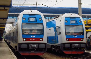 "Укрзализныця" начинает продажу билетов на 7 дополнительных поездов на майские праздники