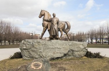 Памятник Легендарному основателю города казаку Рогу. Фото: Википедия