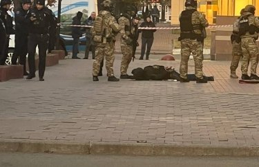 В Киеве вооруженный мужчина ворвался в бизнес-центр