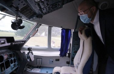 Премьер-министр Денис Шмыгаль в кабине самолета. Фото: пресс-служба КМУ
