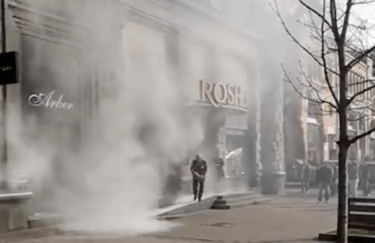 В Киеве неизвестные поджигают магазины Roshen (видео)