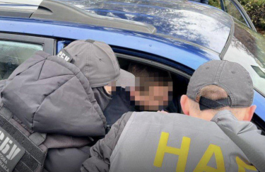 Задержание гражданина, пытавшегося дать взятку командующему ОСГВ "Одесса". Фото: НАБУ СБУ, НАБУ, люди