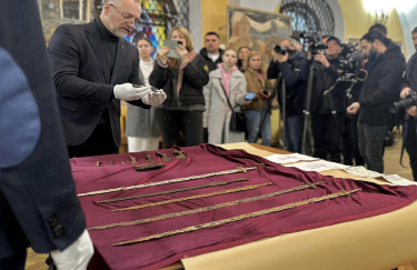 В Україну повернули історичні артефакти, які були викрадені росіянами