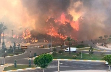 Лесные пожары в Турции. Фото: @atabenli / Twitter
