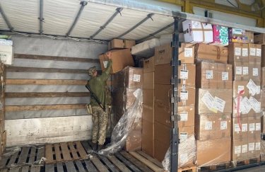 Под видом гуманитарки в Украину везли резиновые сапоги и тапочки на 2 млн грн